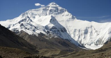 Des restes humains qui pourraient appartenir à Sandy Irvine retrouvés sur l’Everest